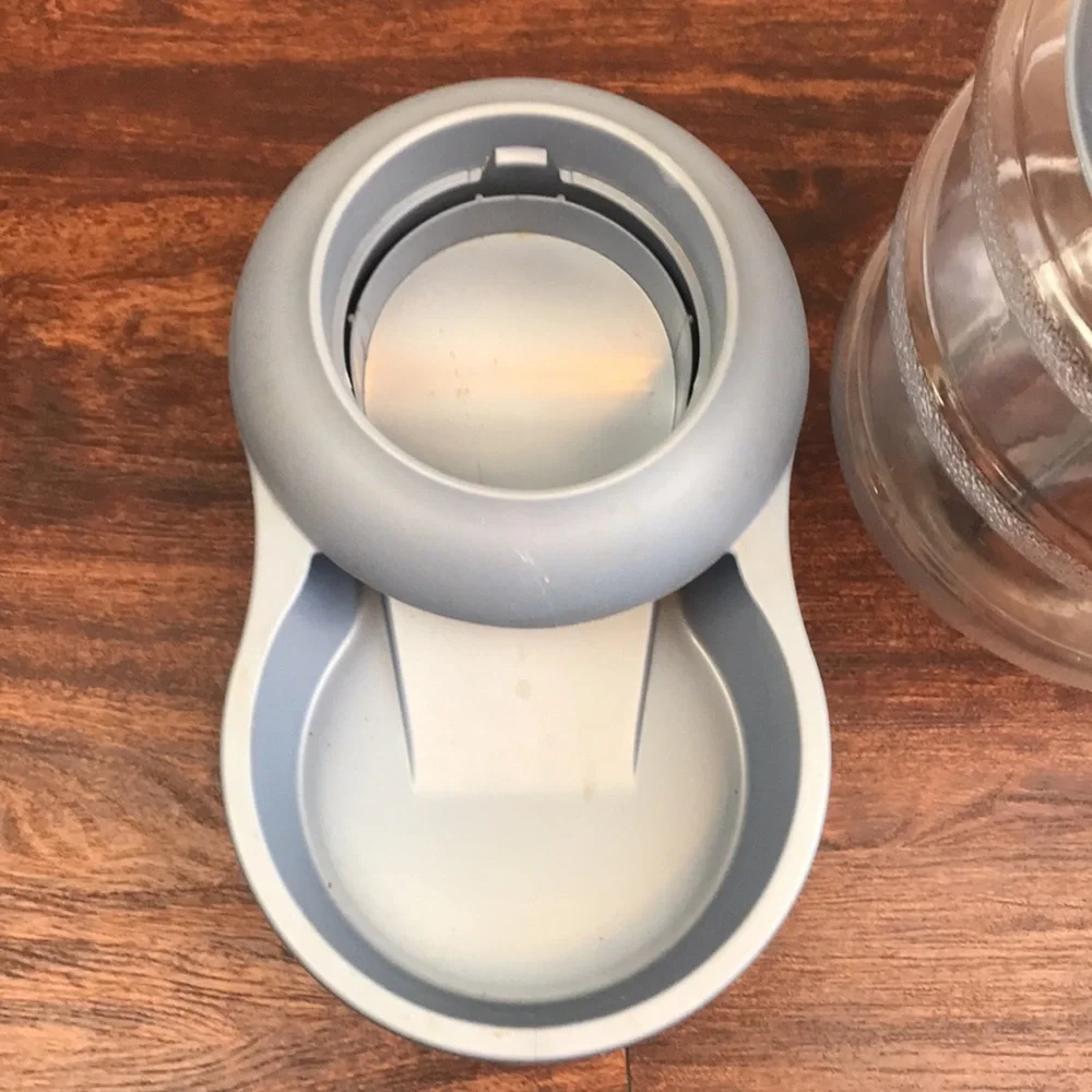 Dog/cat food dispenser
